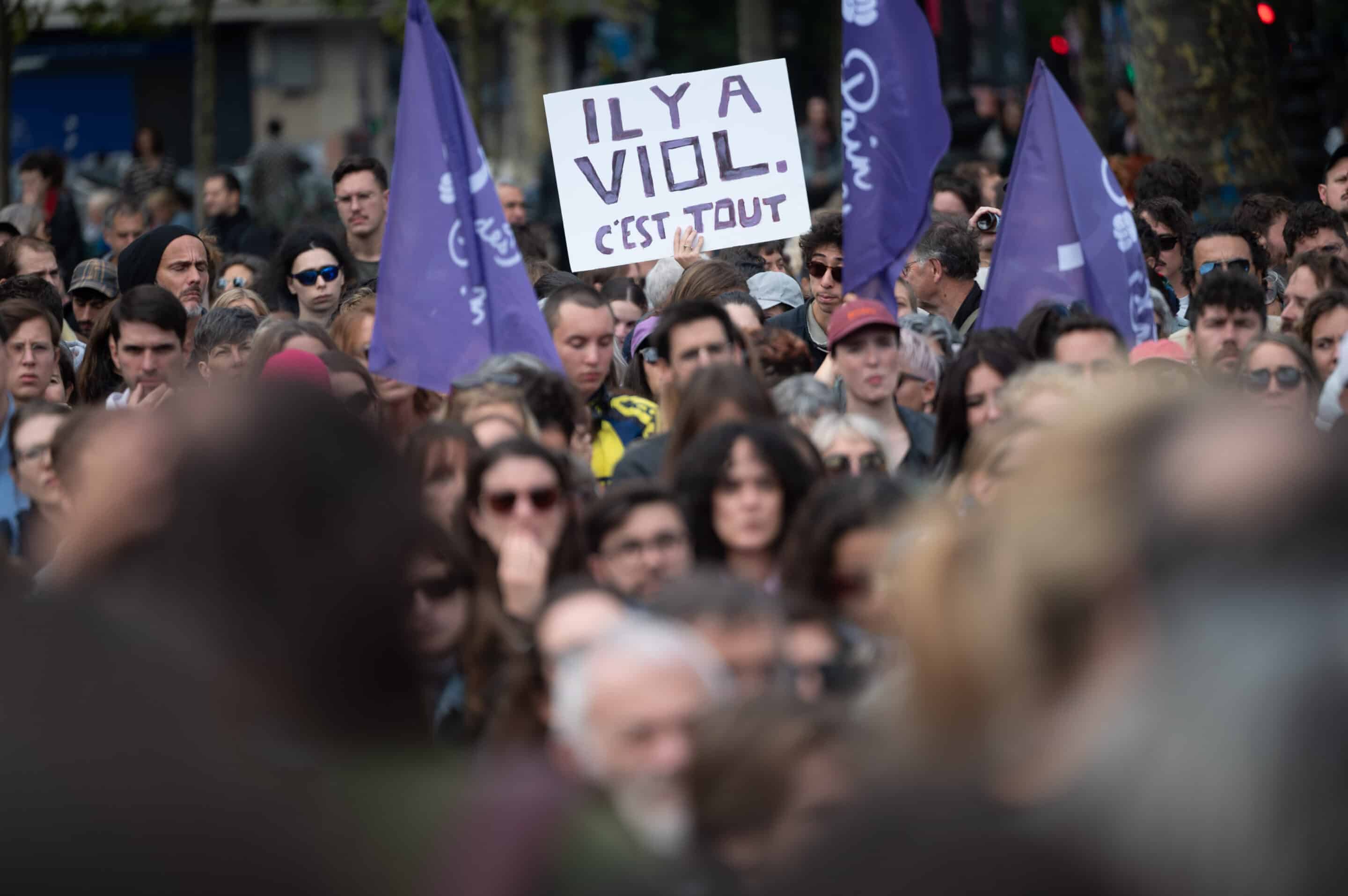 Des rassemblements en soutien à Gisele Pélicot et à toutes les victimes de violences sexuelles se sont tenus le week-end dernier dans toute la France. Ici à Paris, le 14 septembre 2024. Crédit photo : Estelle Ruiz/Hans Lucas.
