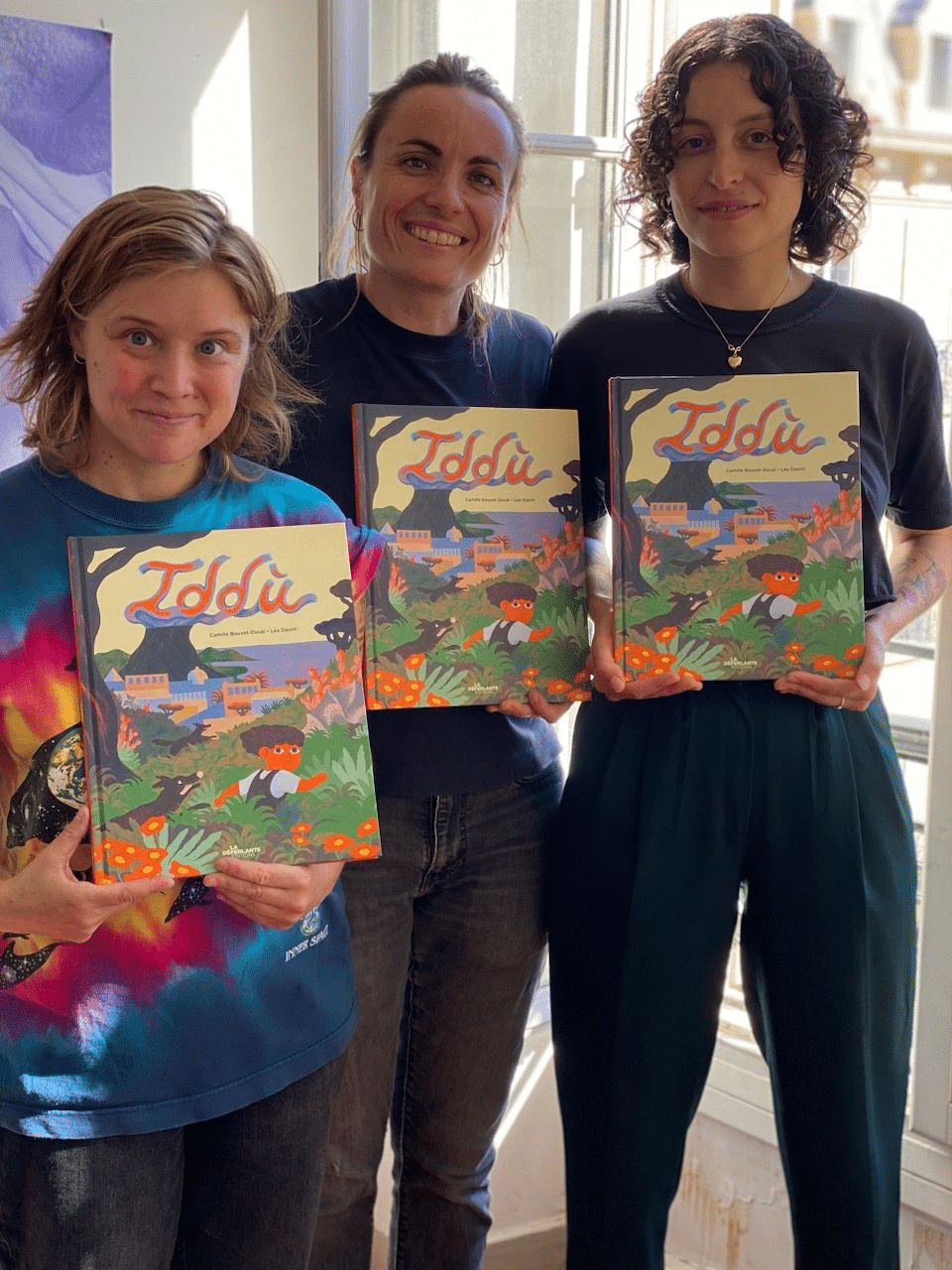 Camille Bouvot-Duval (autrice), Lucie Geffroy (La Déferlante Éditions) et Léa Djeziri (illustratrice) découvrant Iddù. Crédit photo : La Déferlante.