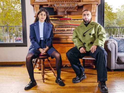 Aline Deschamps pour La Déferlante. Rima Hassan et Médine, le 27 septembre 2024, à Mezzanine, bar-restaurant de la salle de concert parisienne Les Trois Baudets. Au second plan, le pianocktail, inspiré par l’écrivain Boris Vian.
