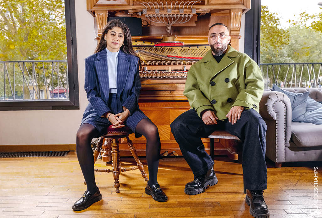Aline Deschamps pour La Déferlante. Rima Hassan et Médine, le 27 septembre 2024, à Mezzanine, bar-restaurant de la salle de concert parisienne Les Trois Baudets. Au second plan, le pianocktail, inspiré par l’écrivain Boris Vian.