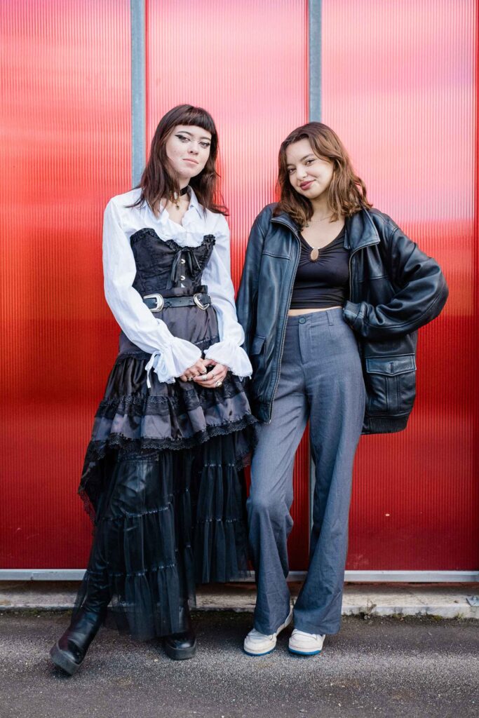 Justine (en jupe) adopte les codes du style gothique, et Chanez, se reconnaît dans le style « old money ». Justine (en jupe) adopte les codes du style gothique, et Chanez, se reconnaît dans le style « old money ».