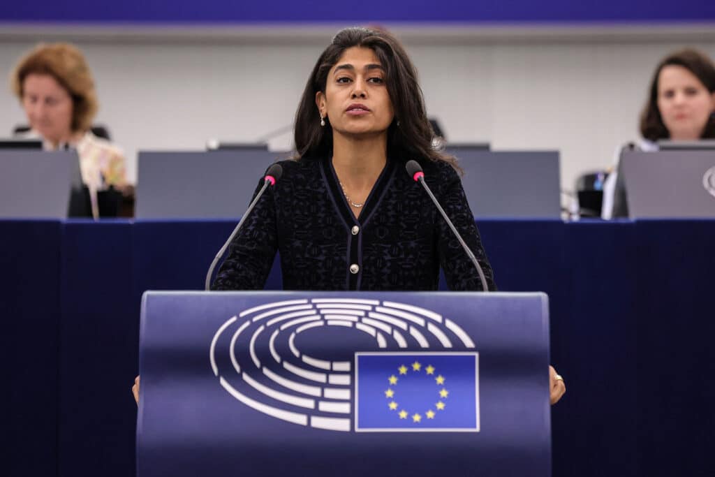 Rima Hassan prend la parole dans un débat sur la guerre à Gaza et la situation au Proche-Orient, au Parlement européen, à Strasbourg, le 17 septembre 2024. TERESA SUAREZ / EPA /MAX PPP