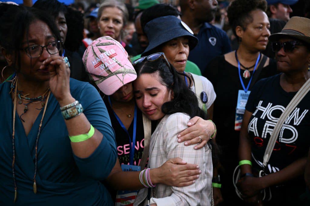 Le 6 novembre, sur le campus de l’université Howard à Washington, des citoyen·nes réagissaient au discours de Kamala Harris reconnaissant sa défaite. Crédit : Brendan SMIALOWSKI / AFP