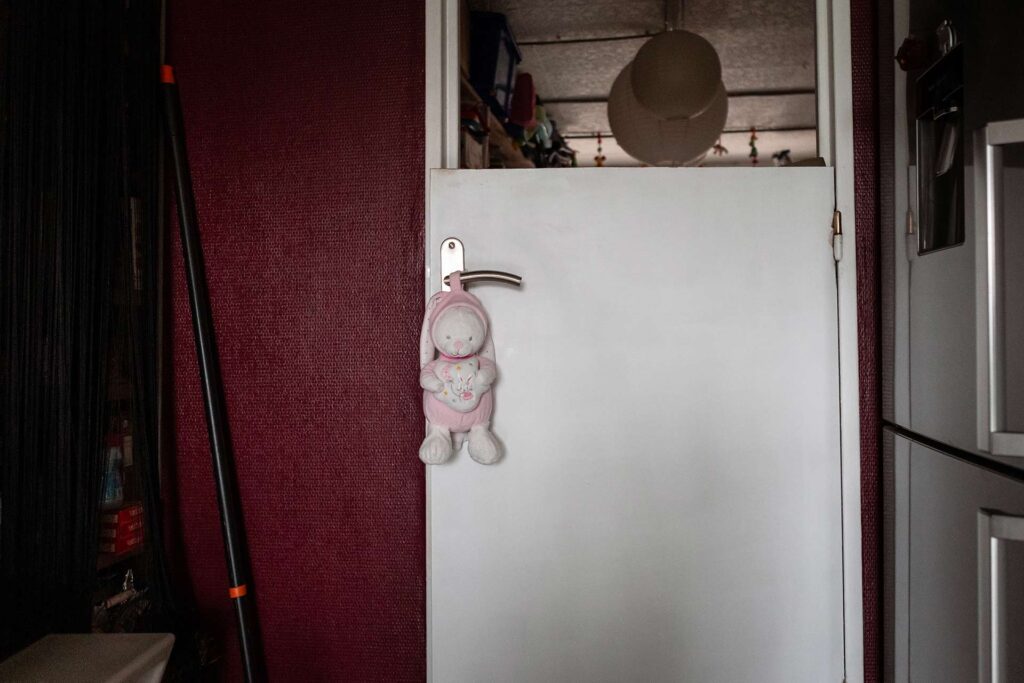 Daisy Audouze a dû aménager sa maison de manière à créer des espaces réservés aux enfants. Crédit : Elsa Biyick pour La Déferlante.