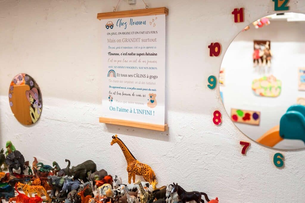En plus du soin aux enfants, Daisy Audouze et ses collègues effectuent plusieurs heures de travail administratif non rémunéré chaque semaine. Crédit : Elsa Biyick pour La Déferlante.