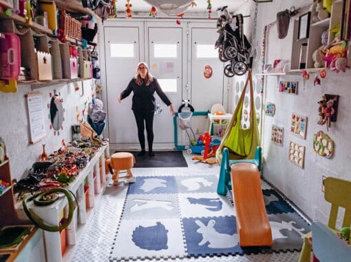Daisy Audouze dans son garage aménagé en salle de jeu pour les enfants qu’elle garde. Crédit : Elsa Biyick pour La Déferlante