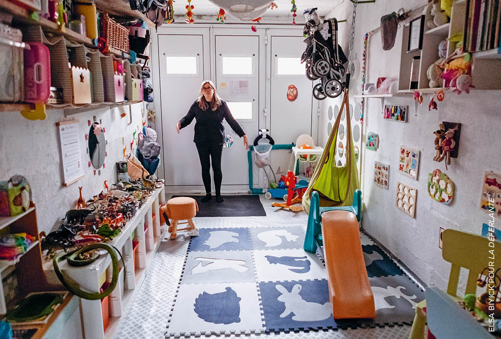 Daisy Audouze dans son garage aménagé en salle de jeu pour les enfants qu’elle garde. Crédit : Elsa Biyick pour La Déferlante