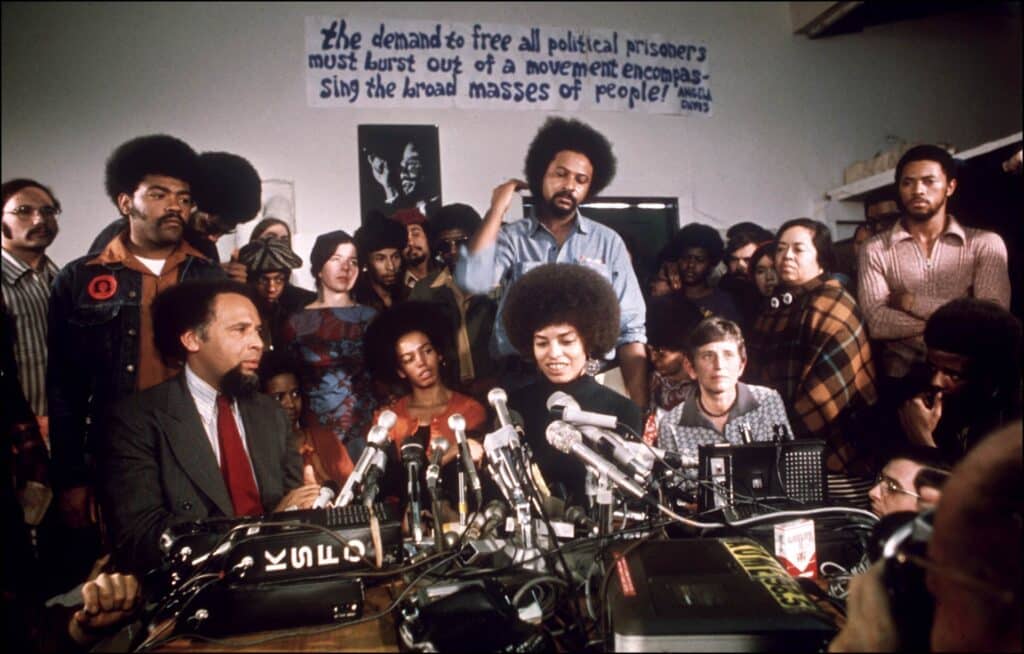 Conférence de presse d’Angela Davis le 7 janvier
1971 à San Rafael (Californie, États-Unis). Deux jours auparavant, la militante était officiellement inculpée de « meurtre, kidnapping et conspiration ». Risquant la peine capitale, elle a fait l’objet d’une campagne de soutien internationale et a finalement été acquittée.