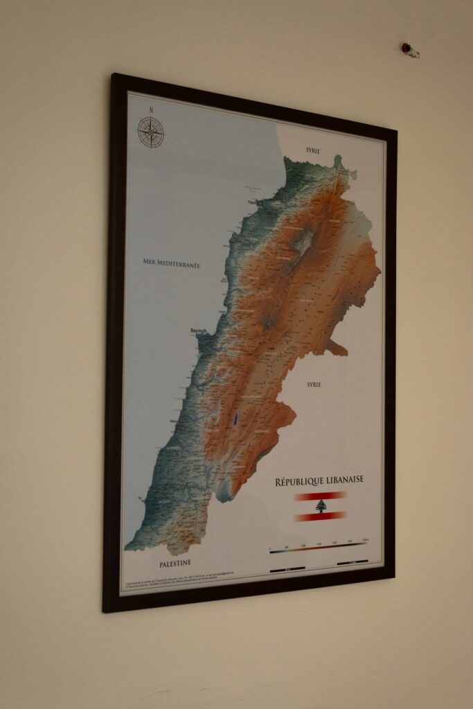 Dans les bureaux de l’Ordre des sages-femmes du Liban, une carte du pays. Beyrouth, le 4 décembre 2024.