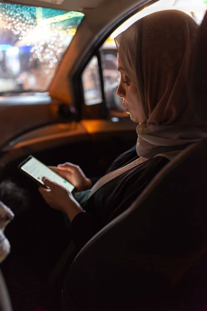 Darine Ayoub dans un taxi collectif,
en route vers le sud de Beyrouth,
le 11 novembre 2024. Elle communique avec les sages-femmes de son réseau grâce à des groupes sur WhatsApp.