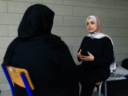 Darine Ayoub, sage-femme, rend visite à une femme enceinte dans une école transformée en centre pour personnes déplacées. La patiente y est accueillie depuis septembre 2024. Beyrouth, le 11 novembre 2024. Crédit : Ségolène Ragu pour La Déferlante