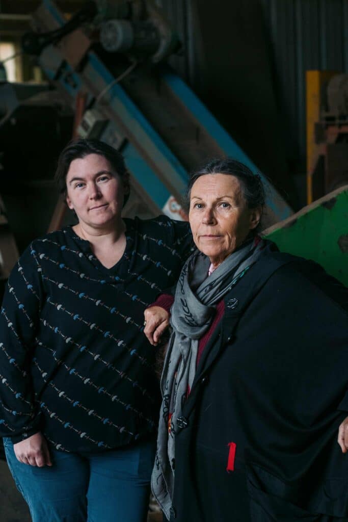 Klervi Rivière (à gauche) et sa mère Marie-Aline Lagadic (à droite),
toutes deux passées par les usines Saupiquet, ont connu les chants
des sardinières par leurs aïeules, ouvrières de conserverie qui reprenaient ces chansons en famille.
