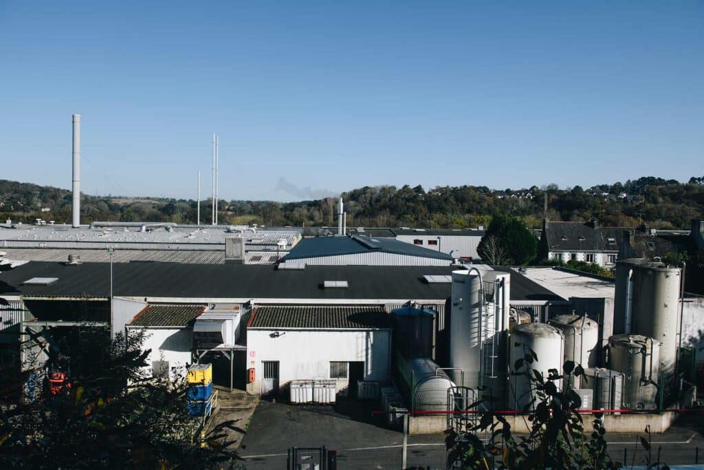 L’usine Saupiquet de Quimper, qui employait 151 salarié·es
et 70 intérimaires,
a définitivement fermé ses portes le 20 décembre 2024. Les ateliers ont été délocalisés en Espagne et au Maroc. Crédit : Jean-Marie Heidinger pour La Déferlante.