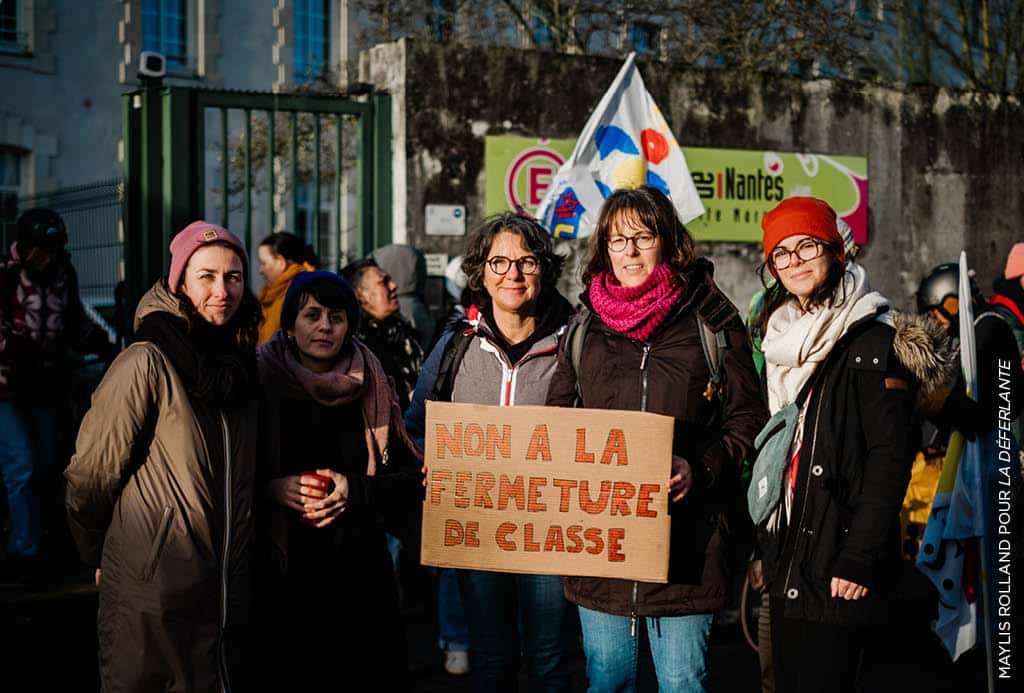 Enseignantes et mères d’élèves de la petite école rurale Charles-Perrault de Noyal-sur-Brutz, dans le nord de la Loire-Atlantique, manifestent contre la fermeture prévue d’une classe devant la direction des services départementaux de l’Éducation nationale. Cette fermeture sera finalement annulée, pour la troisième année consécutive. Crédit : Maylis Rolland pour La Déferlante.