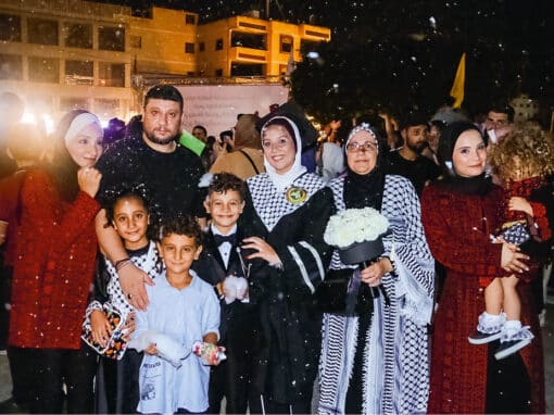 Le 23 août 2023, dans la ville de Gaza. Aya Mghames, entourée de sa famille, vient de recevoir son diplôme en sciences économiques. Sa mère Wafaa se tient à côté d’elle, et sa nièce Joury est la première des enfants à gauche. Depuis avril 2024, la famille est séparée : Aya s’est réfugiée au Caire en Égypte, Joury vit avec ses parents et ses frères près d’Angers en France. Wafaa a, pour sa part, décidé de rester en Palestine avec son plus jeune fils. Archive personnelle.