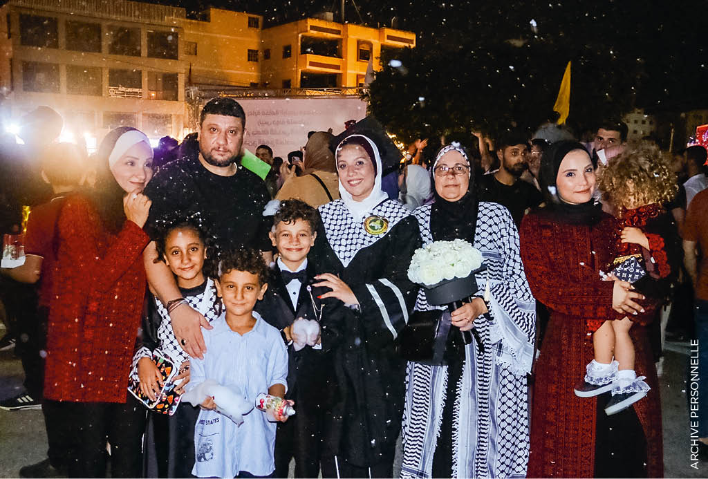 Le 23 août 2023, dans la ville de Gaza. Aya Mghames, entourée de sa famille, vient de recevoir son diplôme en sciences économiques. Sa mère Wafaa se tient à côté d’elle, et sa nièce Joury est la première des enfants à gauche. Depuis avril 2024, la famille est séparée : Aya s’est réfugiée au Caire en Égypte, Joury vit avec ses parents et ses frères près d’Angers en France. Wafaa a, pour sa part, décidé de rester en Palestine avec son plus jeune fils. Archive personnelle.