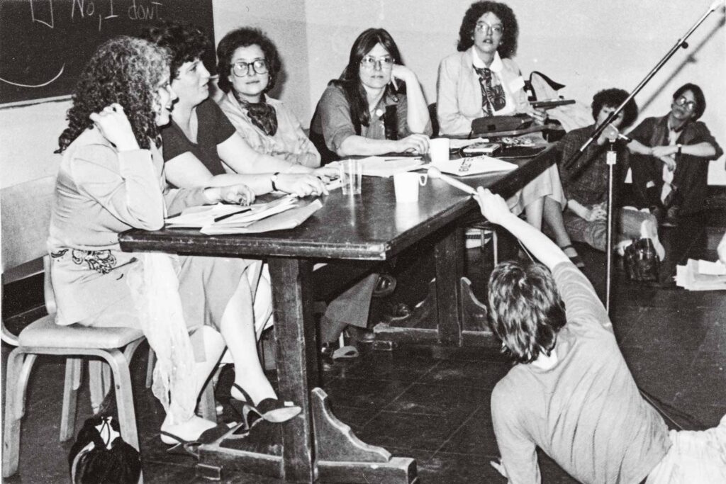 Table ronde « Politically correct/Politically incorrect sexuality » (Sexualité politiquement correcte/politiquement incorrecte), le 24 avril 1982 dans le cadre de la neuvième édition de la Scholar and feminist conference au Barnard College. Les intervenantes, de gauche à droite : Muriel Dimen, Joan Nestle, Dorothy Allison, Mirtha N. Quintanales, et Jan Boney (animatrice). Crédit : Morgan Gwenwald / Collection Lesbian Herstory Archives.