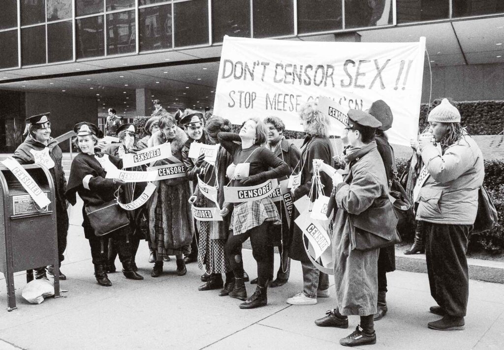 Rassemblement de membres du collectif Feminist Anti-Censorship Taskforce le 21 janvier 1986, à l’occasion d’une réunion de la commission sur la pornographie du procureur général des États-Unis, à New York. Le collectif a été créé un an plus tôt pour protester contre un projet de loi anti-pornographie.
Crédit : David Bookstaver / AP / SIPA